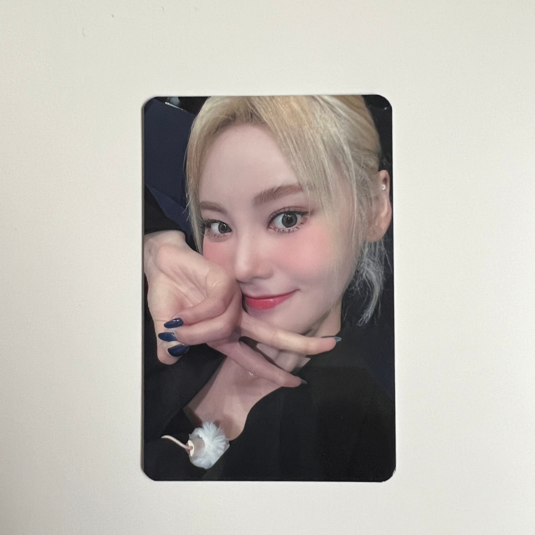 LOONA Tour LOONATHEWORLD SEOUL Trading Photo Cards | UK Kpop Store